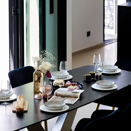 Monégasque, élégance Et Modernité * Sérignan