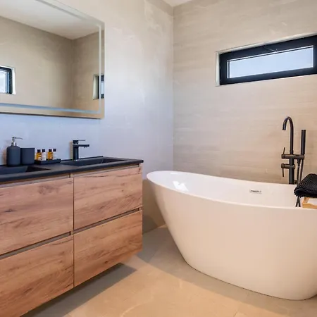 Monégasque, élégance Et Modernité *