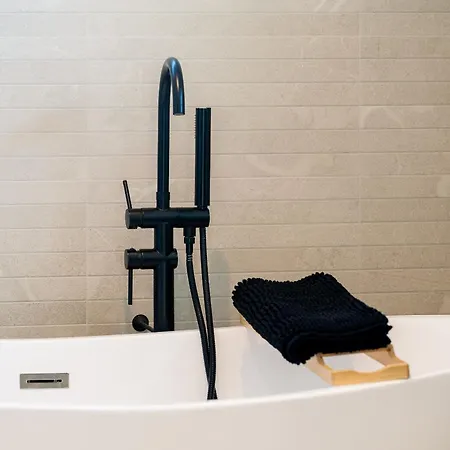 Monégasque, élégance Et Modernité * Sérignan