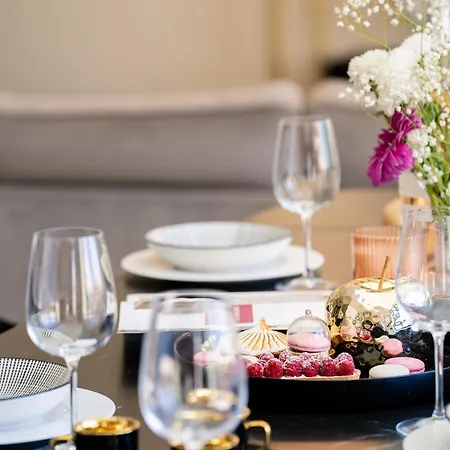 Monegasque, Elegance Et Modernite *