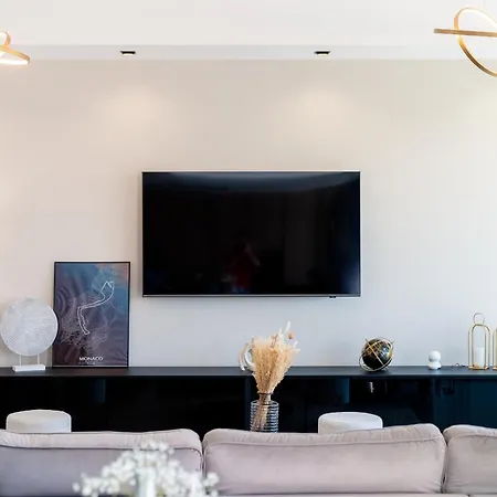 Monegasque, Elegance Et Modernite