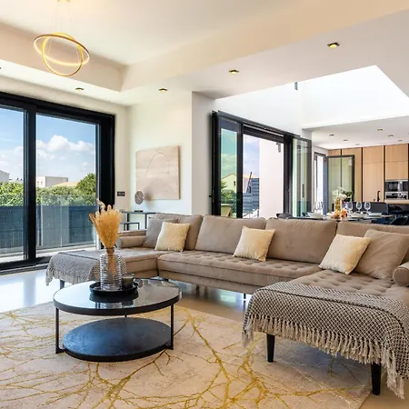 Monegasque, Elegance Et Modernite *